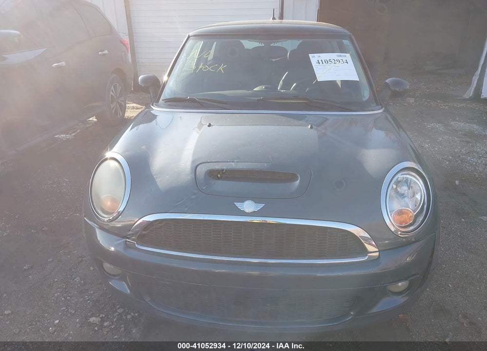 2008 MINI COOPER S VIN: WMWMF73528TT91921