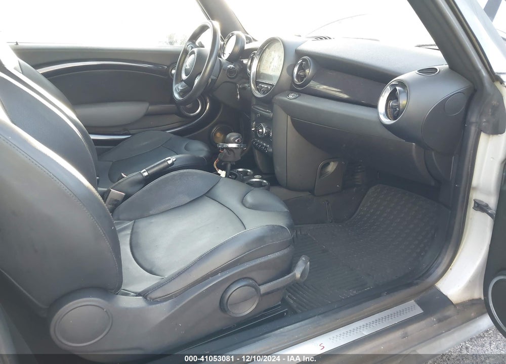 2011 MINI COOPER S VIN: WMWZP3C59BTX82647