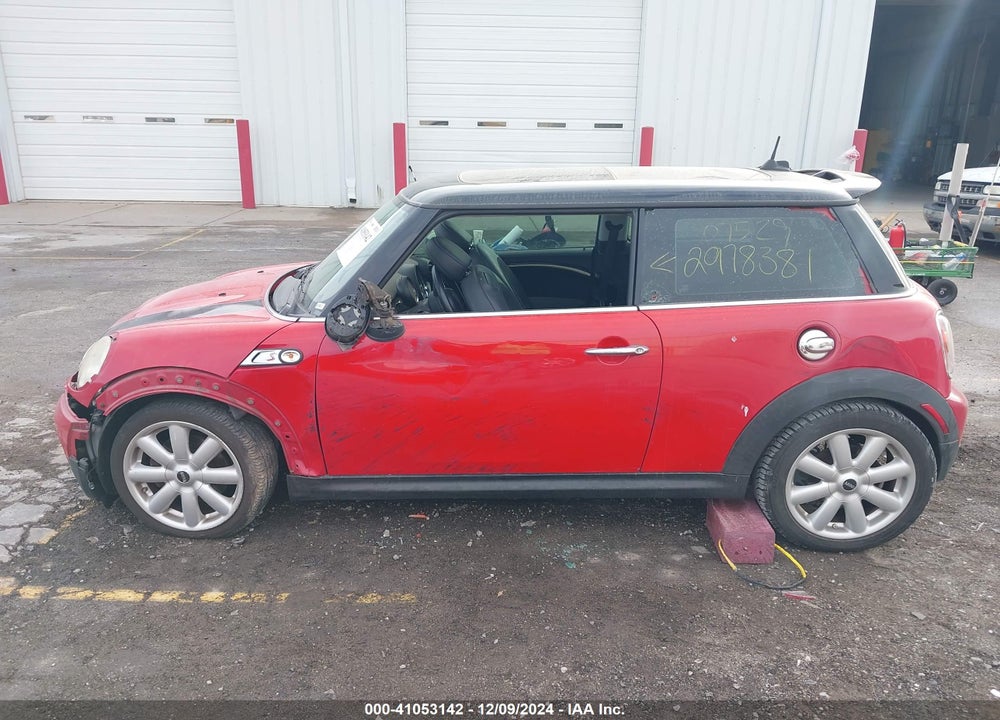 2008 MINI COOPER S VIN: WMWMF73568TT91419