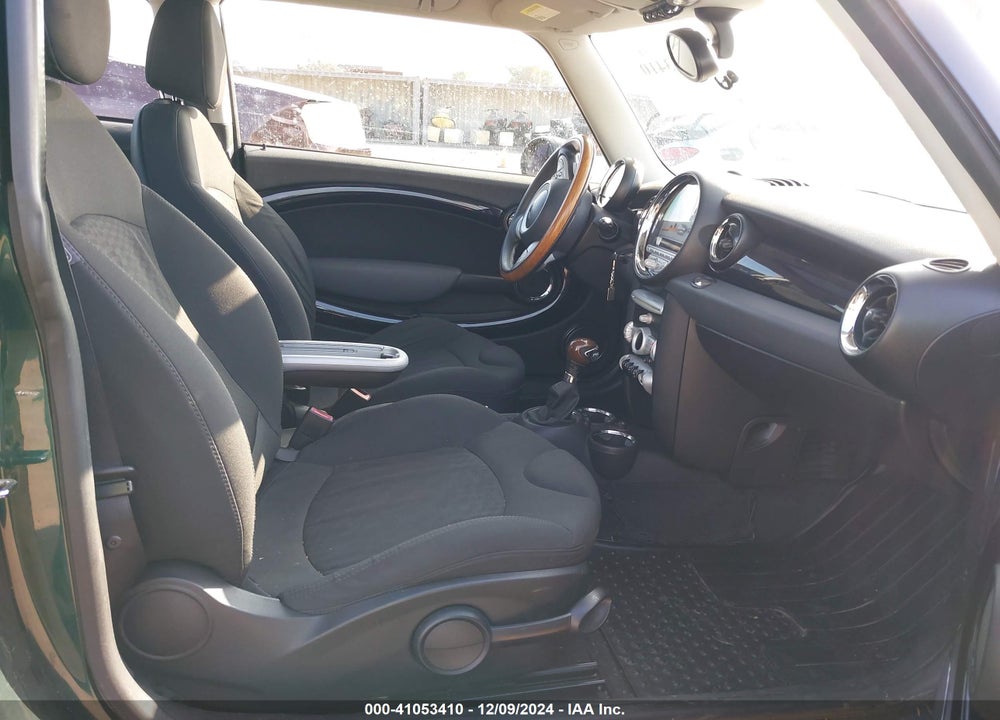 2009 MINI COOPER S VIN: WMWMF73519TW84341