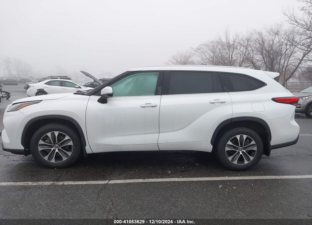 2022 TOYOTA HIGHLANDER XLE VIN: 5TDGZRBHXNS568949