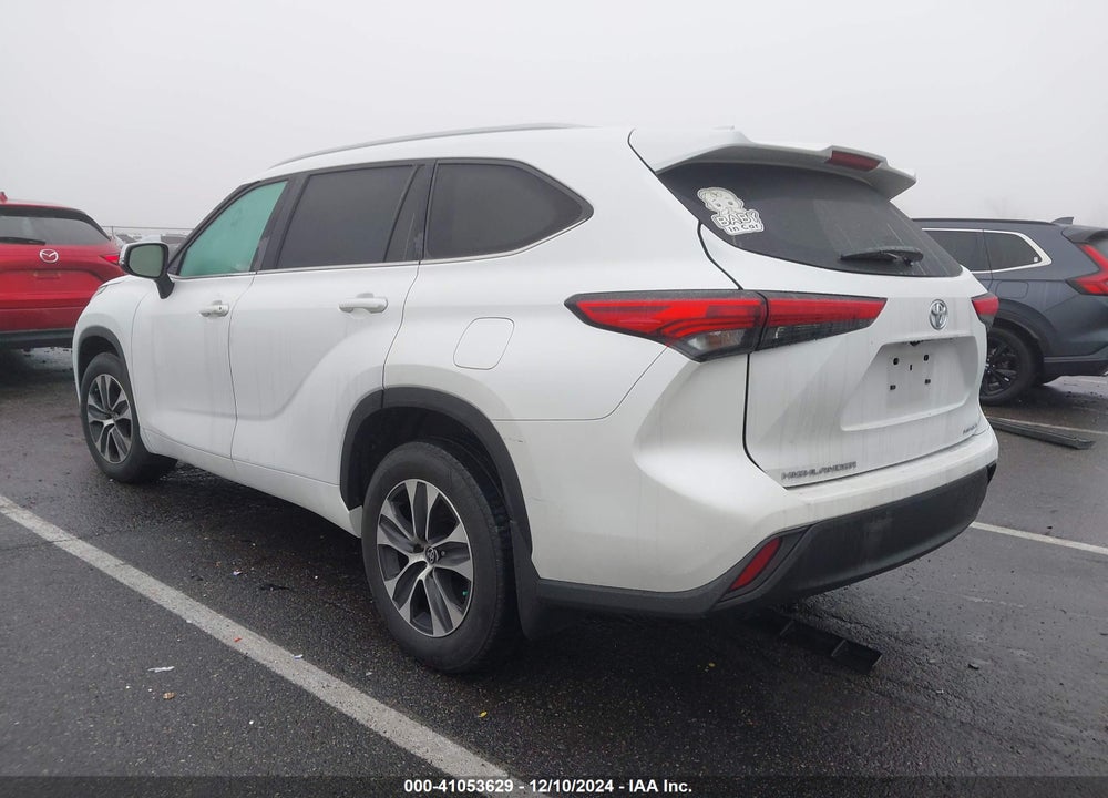 2022 TOYOTA HIGHLANDER XLE VIN: 5TDGZRBHXNS568949