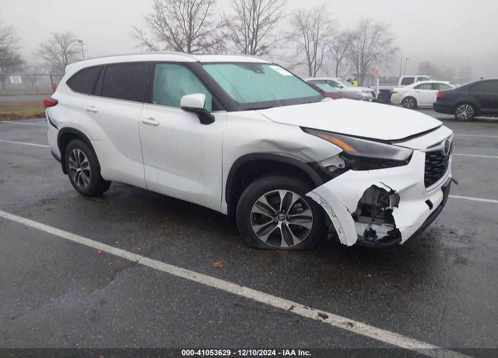 2022 TOYOTA HIGHLANDER XLE VIN: 5TDGZRBHXNS568949