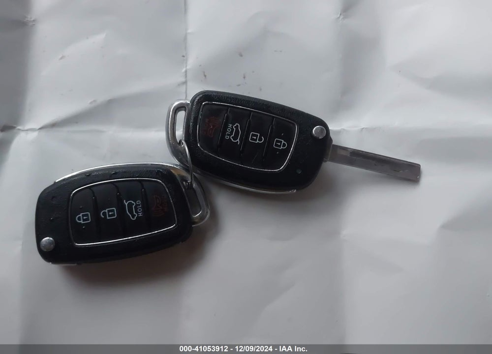 2017 HYUNDAI SANTA FE SE VIN: KM8SMDHF7HU225481