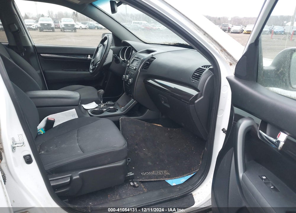 2011 KIA SORENTO LX V6 VIN: 5XYKTDA26BG112516