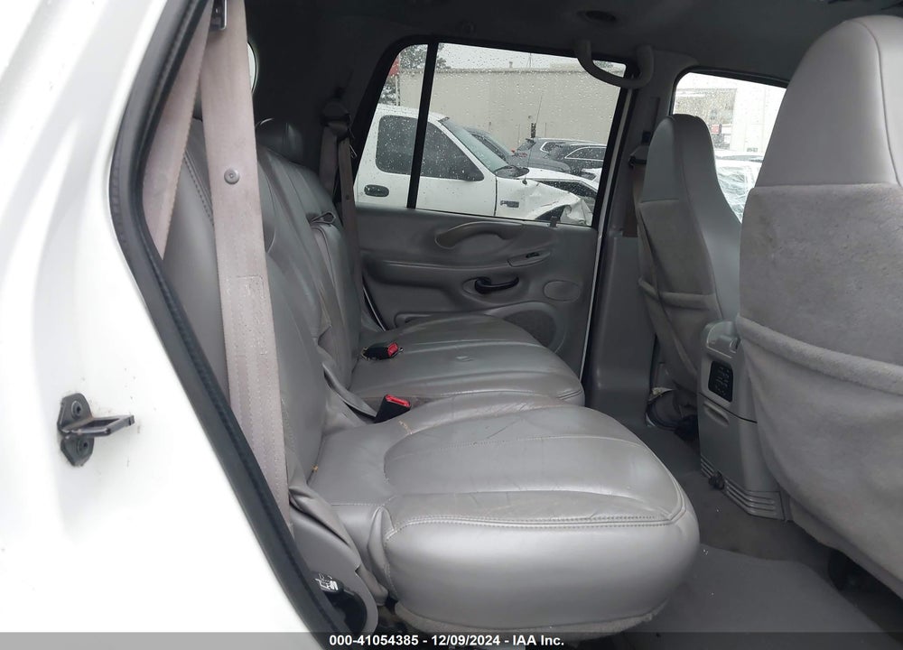 2000 FORD EXPEDITION XLT VIN: 1FMRU1564YLA85820