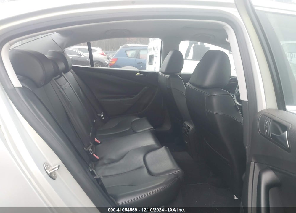 2010 VOLKSWAGEN PASSAT KOMFORT VIN: WVWJK7AN7AE091046