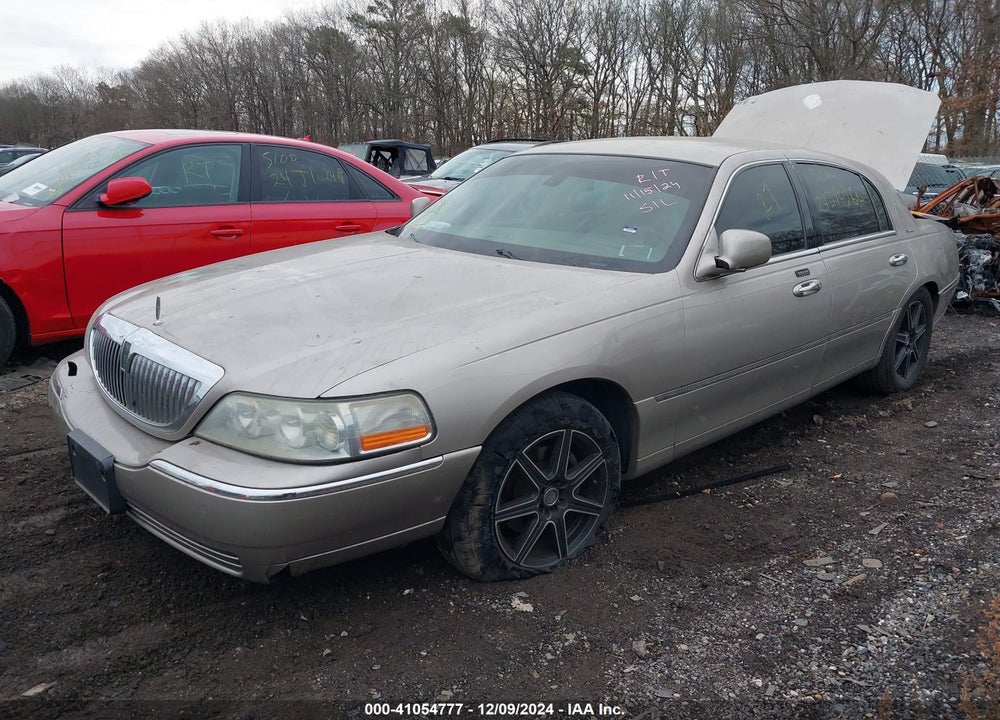 2003 LINCOLN TOWN CAR SIGNATURE VIN: 1LNHM82W63Y621123