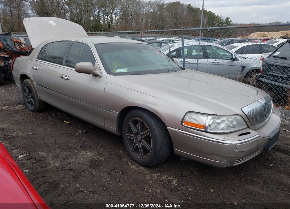 2003 LINCOLN TOWN CAR SIGNATURE VIN: 1LNHM82W63Y621123