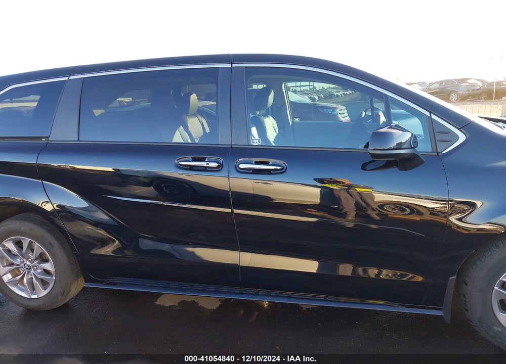 2022 TOYOTA SIENNA XLE VIN: 5TDYRKEC7NS128893