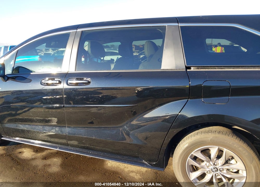 2022 TOYOTA SIENNA XLE VIN: 5TDYRKEC7NS128893