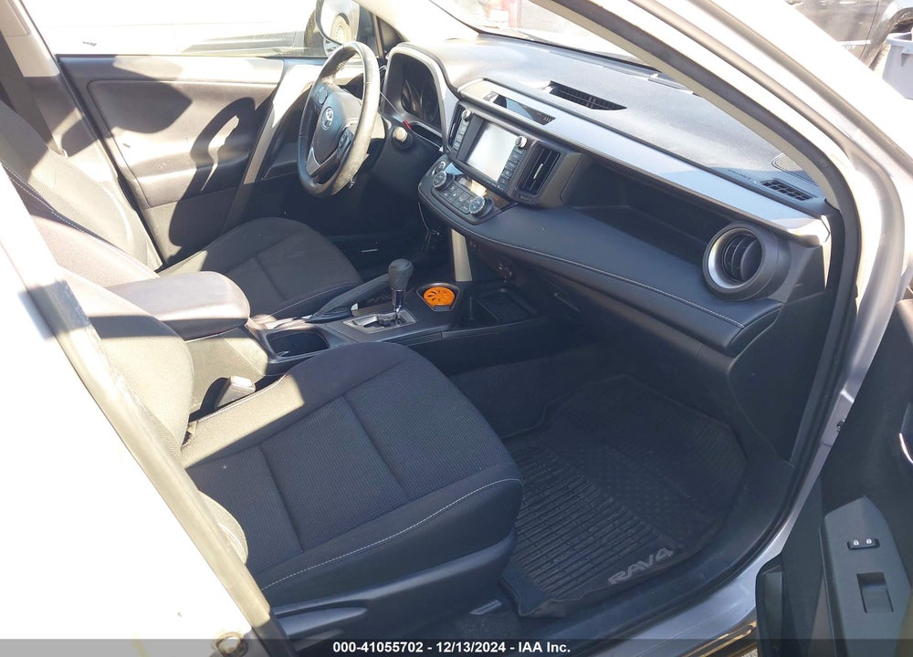 2018 TOYOTA RAV4 ADVENTURE/XLE VIN: JTMRFREV8JD238123
