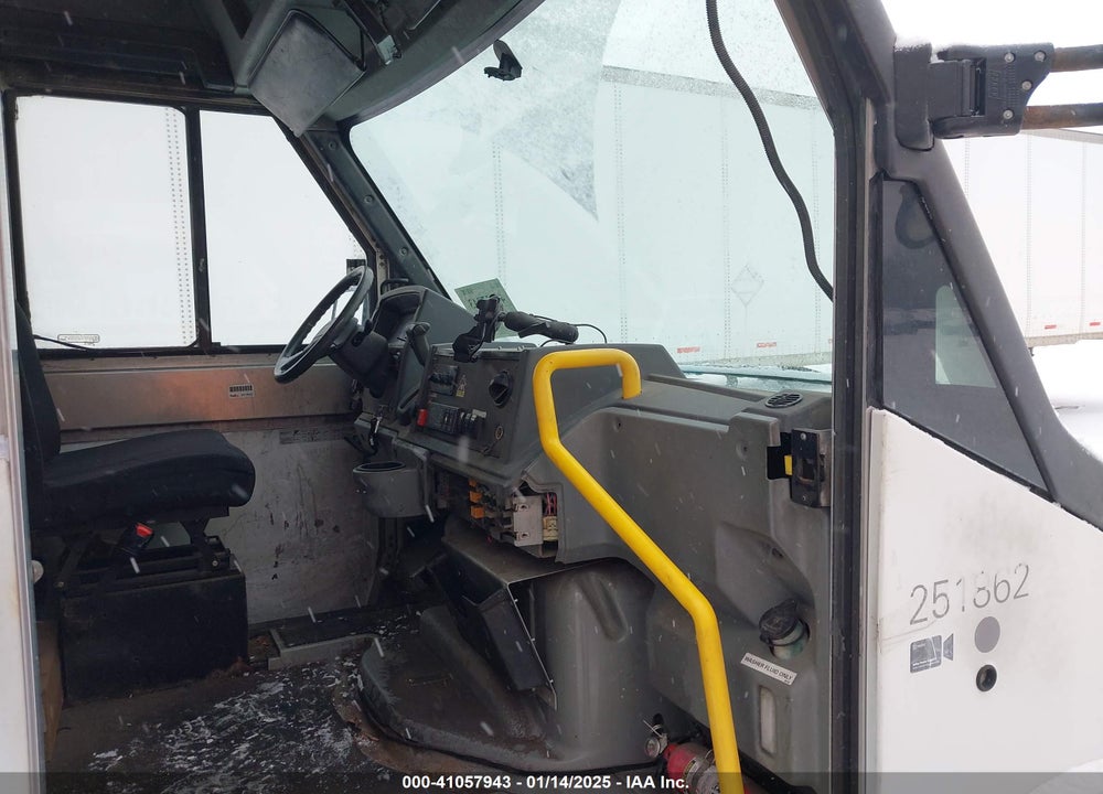 2013 ISUZU COMMERCIAL VAN VIN: JALB4T177D7W00603