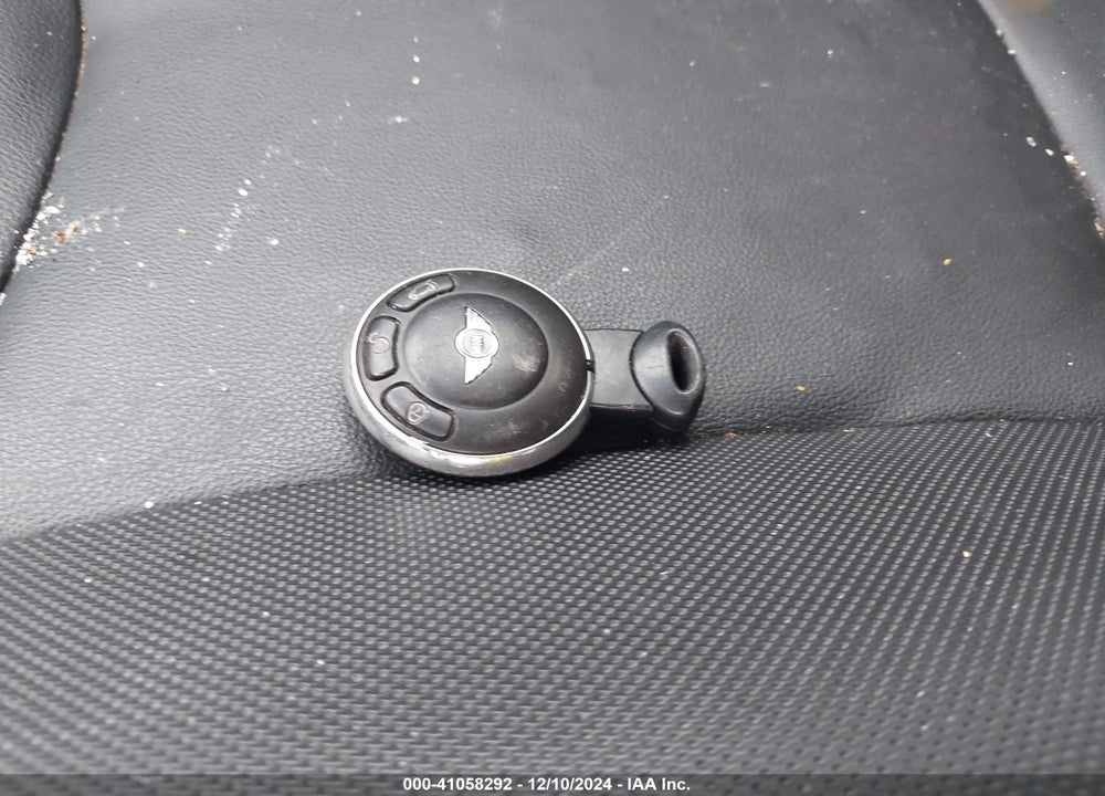 2011 MINI COOPER VIN: WMWSU3C5XBT098930