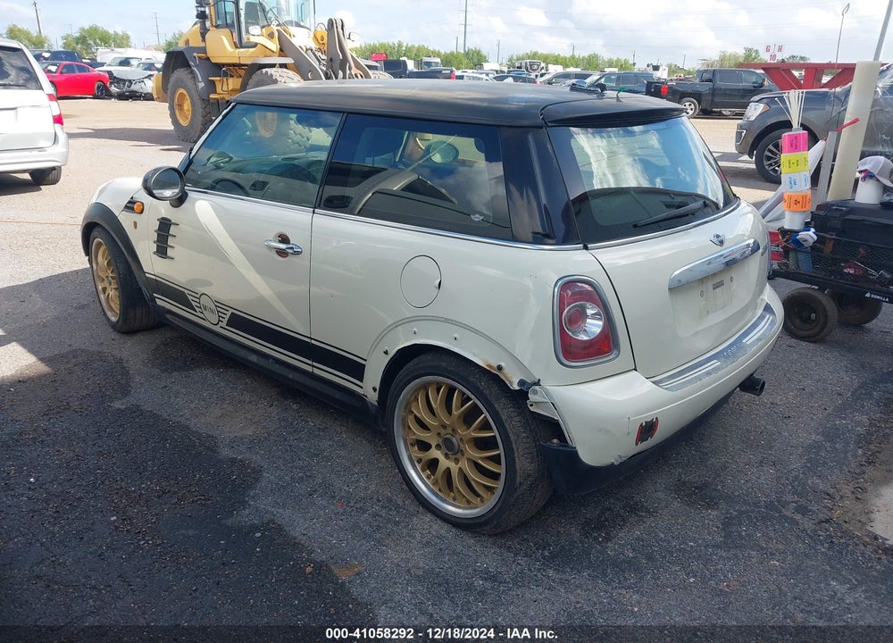 2011 MINI COOPER VIN: WMWSU3C5XBT098930