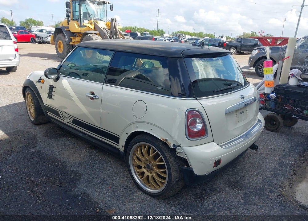 2011 MINI COOPER VIN: WMWSU3C5XBT098930