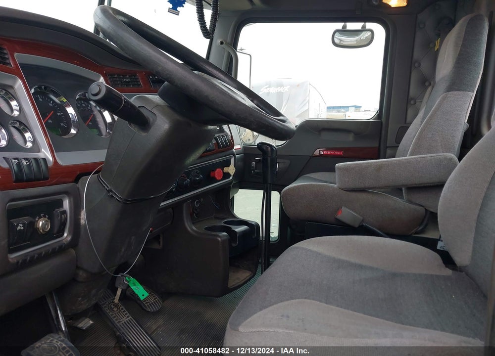 2008 KENWORTH CONSTRUCTION T800 VIN: 1XKDDB9X68J225499