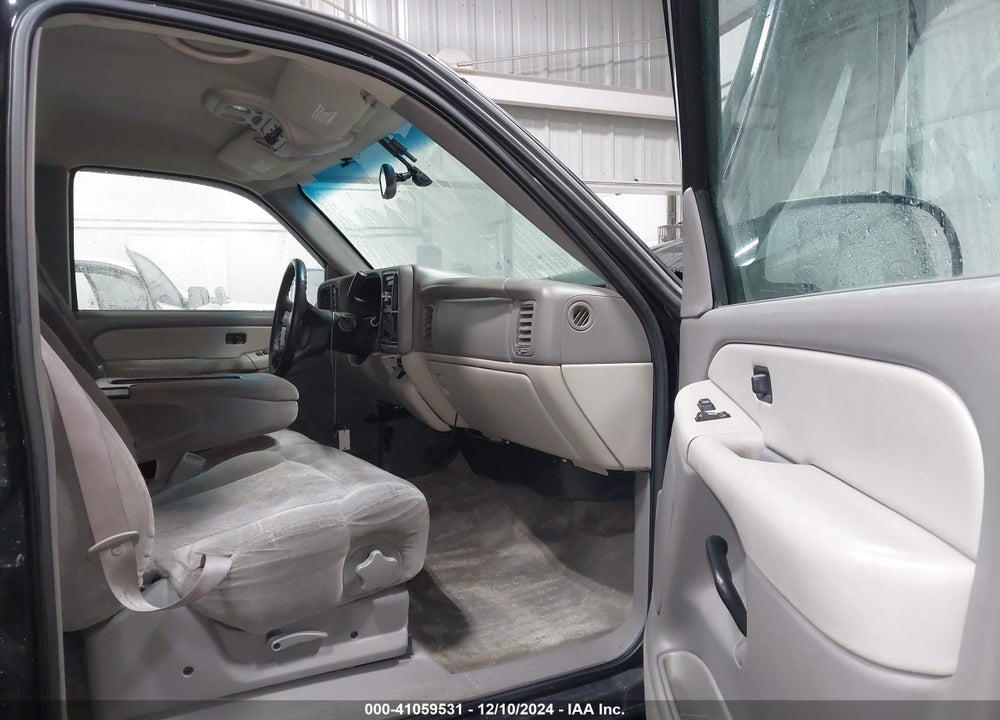 2000 CHEVROLET SUBURBAN 2500 LS VIN: 3GNGK26U0YG176754