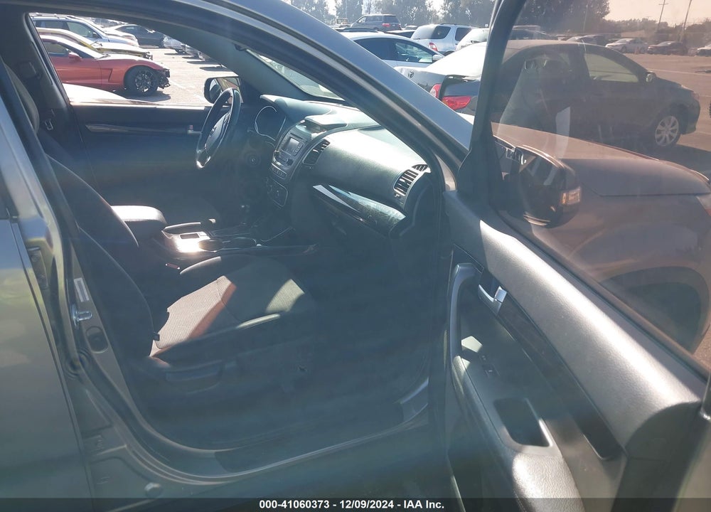 2015 KIA SORENTO LX VIN: 5XYKT4A67FG637562
