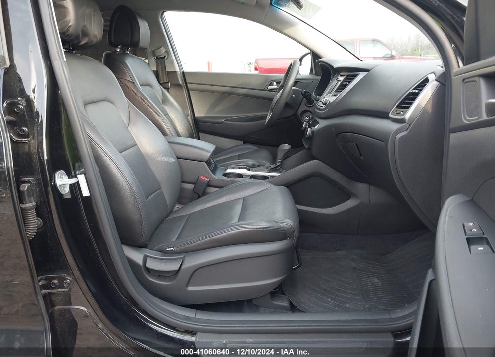2017 HYUNDAI TUCSON SE VIN: KM8J33A43HU582612
