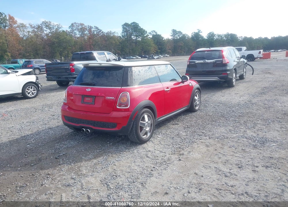 2008 MINI COOPER S VIN: WMWMF73578TT90232