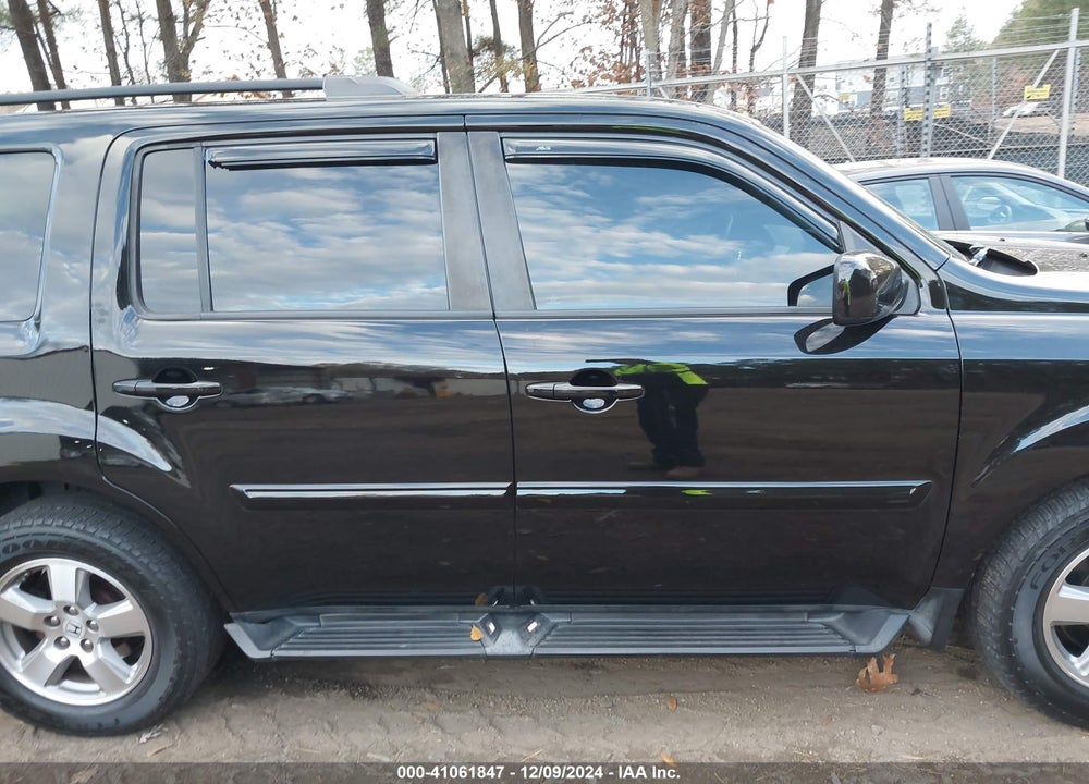 2011 HONDA PILOT EX-L VIN: 5FNYF4H70BB025883