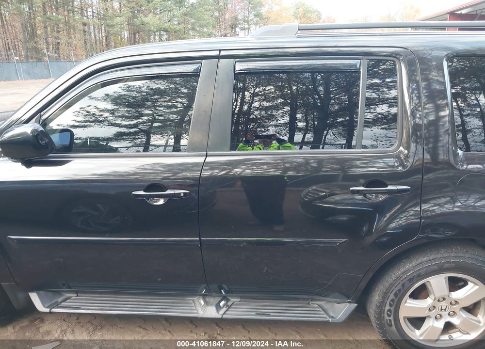 2011 HONDA PILOT EX-L VIN: 5FNYF4H70BB025883