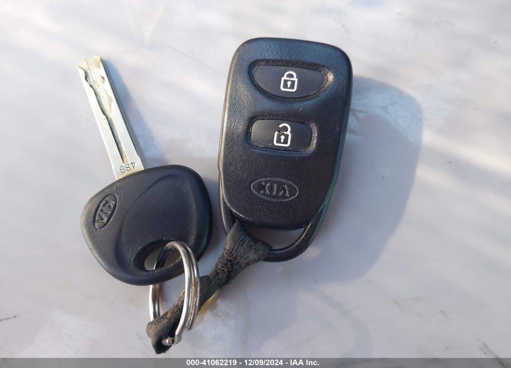 2011 KIA SORENTO VIN: 5XYKT3A15BG008570