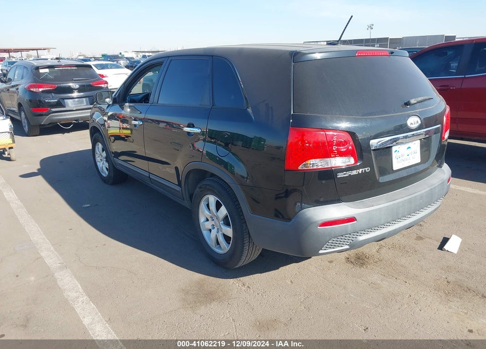 2011 KIA SORENTO VIN: 5XYKT3A15BG008570