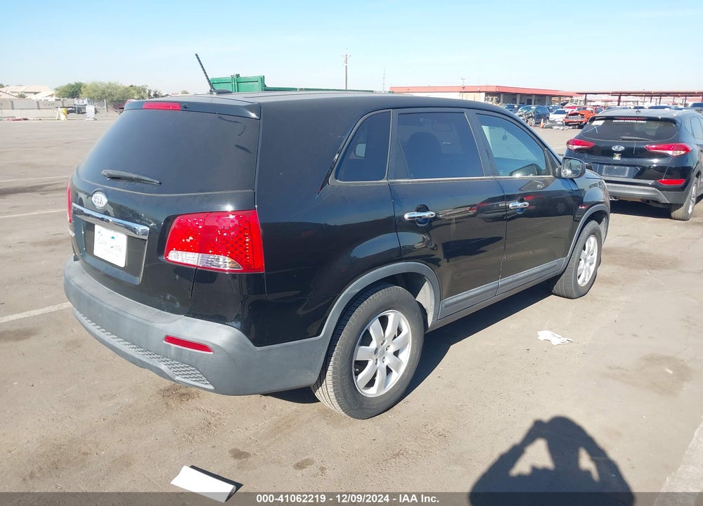 2011 KIA SORENTO VIN: 5XYKT3A15BG008570