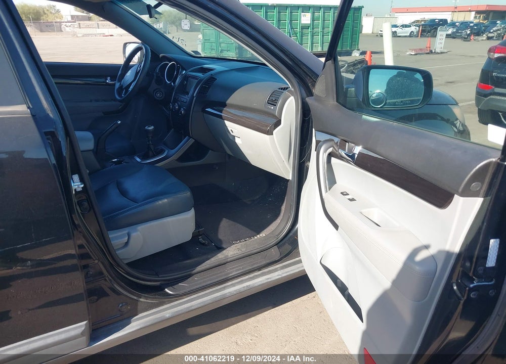 2011 KIA SORENTO VIN: 5XYKT3A15BG008570