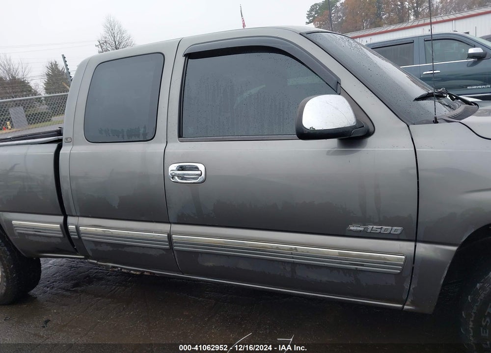 2002 CHEVROLET SILVERADO 1500 LS VIN: 2GCEC19T221112323