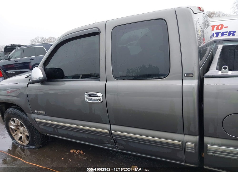 2002 CHEVROLET SILVERADO 1500 LS VIN: 2GCEC19T221112323