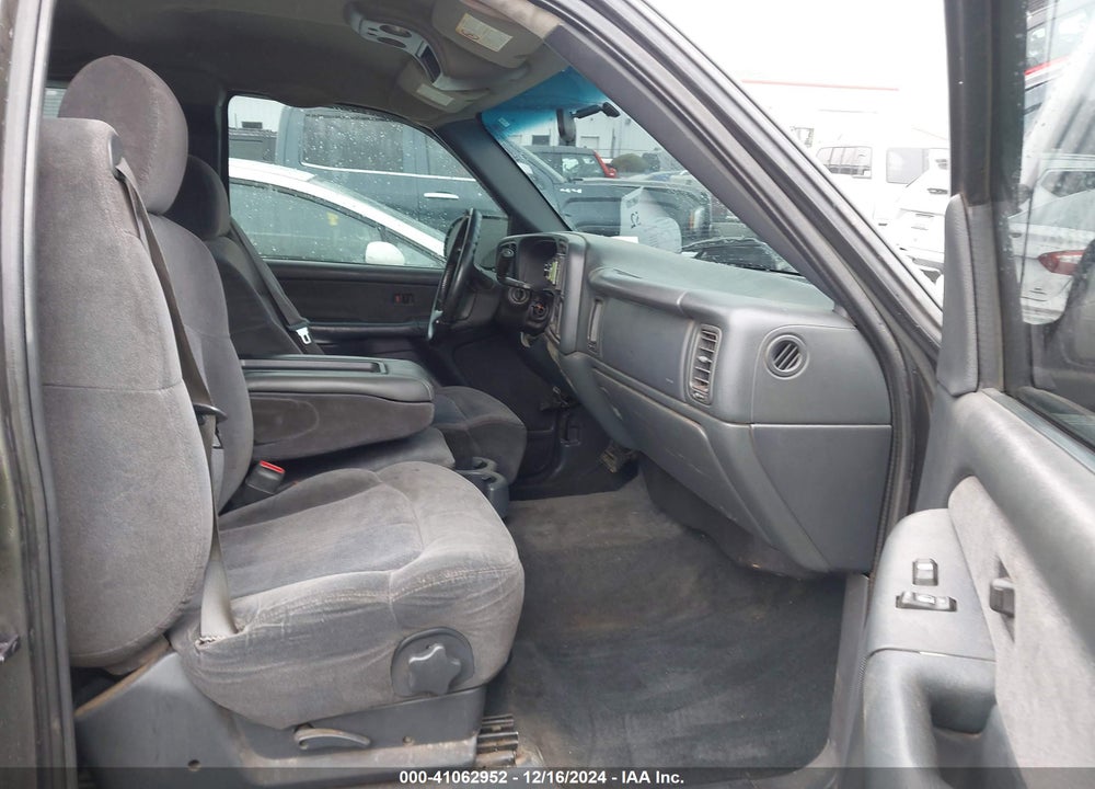 2002 CHEVROLET SILVERADO 1500 LS VIN: 2GCEC19T221112323