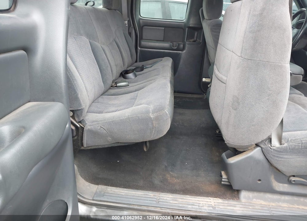 2002 CHEVROLET SILVERADO 1500 LS VIN: 2GCEC19T221112323