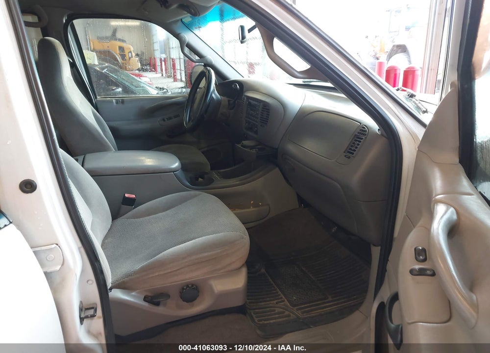 2002 FORD EXPEDITION XLT VIN: 1FMRU15L22LA14970