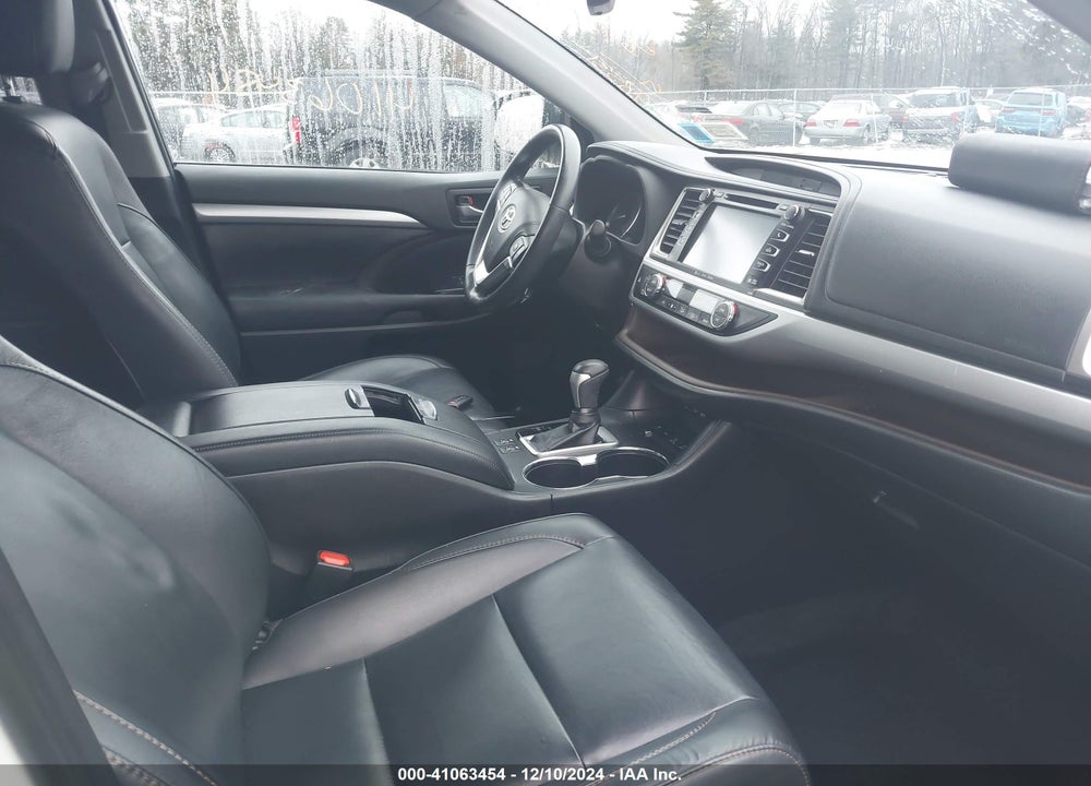 2019 TOYOTA HIGHLANDER XLE VIN: 5TDJZRFHXKS622987