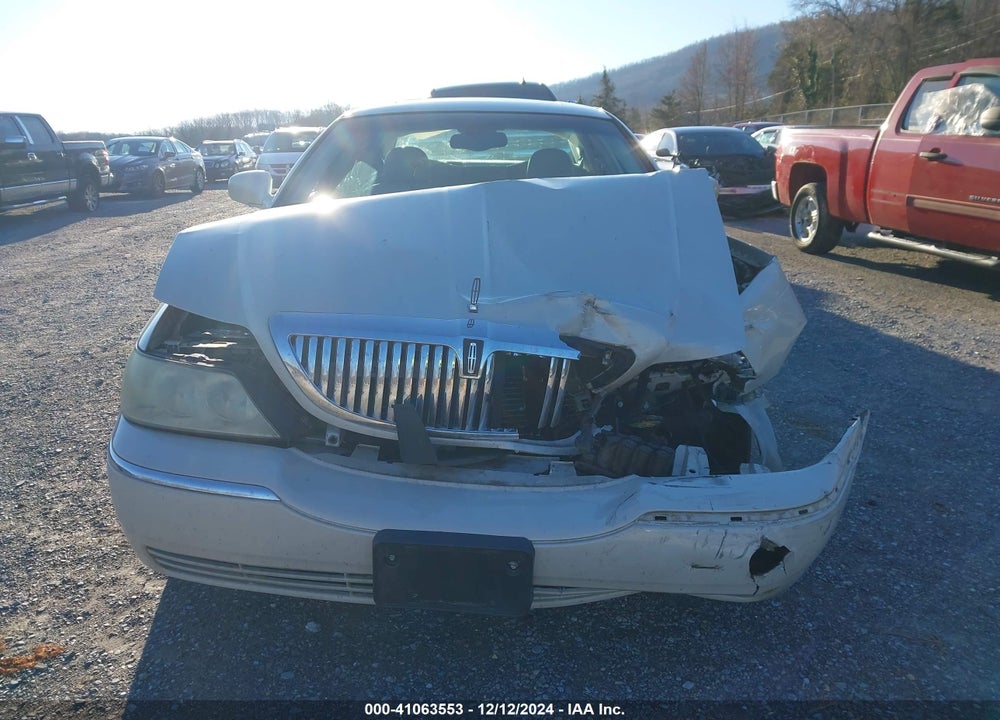 2005 LINCOLN TOWN CAR SIGNATURE LIMITED VIN: 1LNHM82WX5Y647629