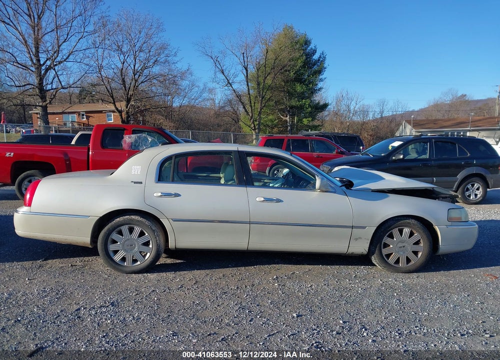 2005 LINCOLN TOWN CAR SIGNATURE LIMITED VIN: 1LNHM82WX5Y647629