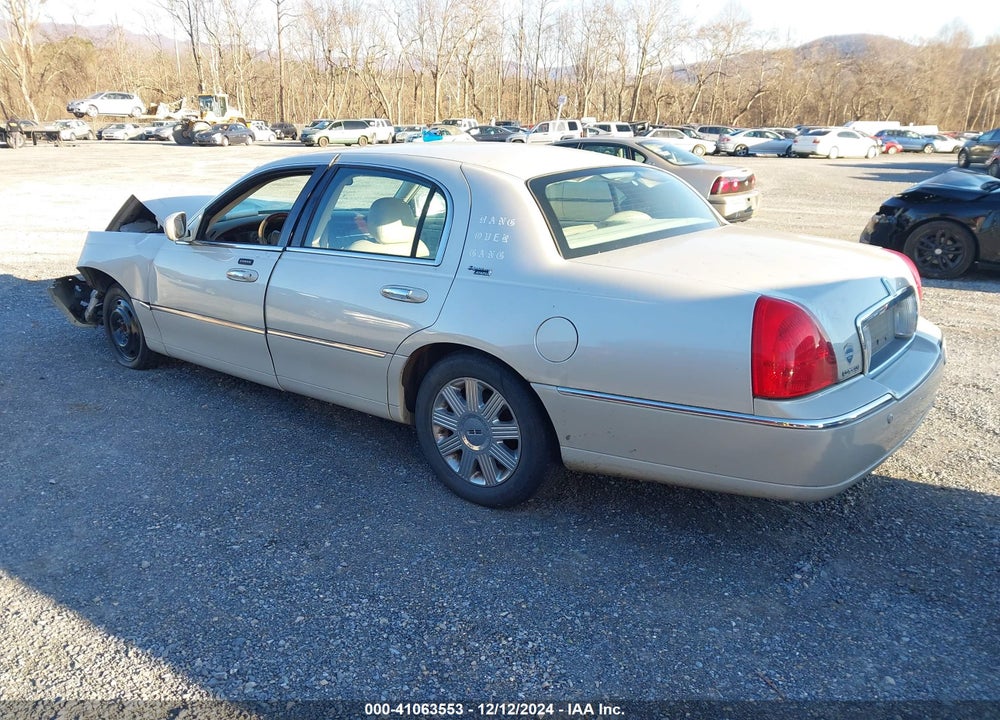 2005 LINCOLN TOWN CAR SIGNATURE LIMITED VIN: 1LNHM82WX5Y647629