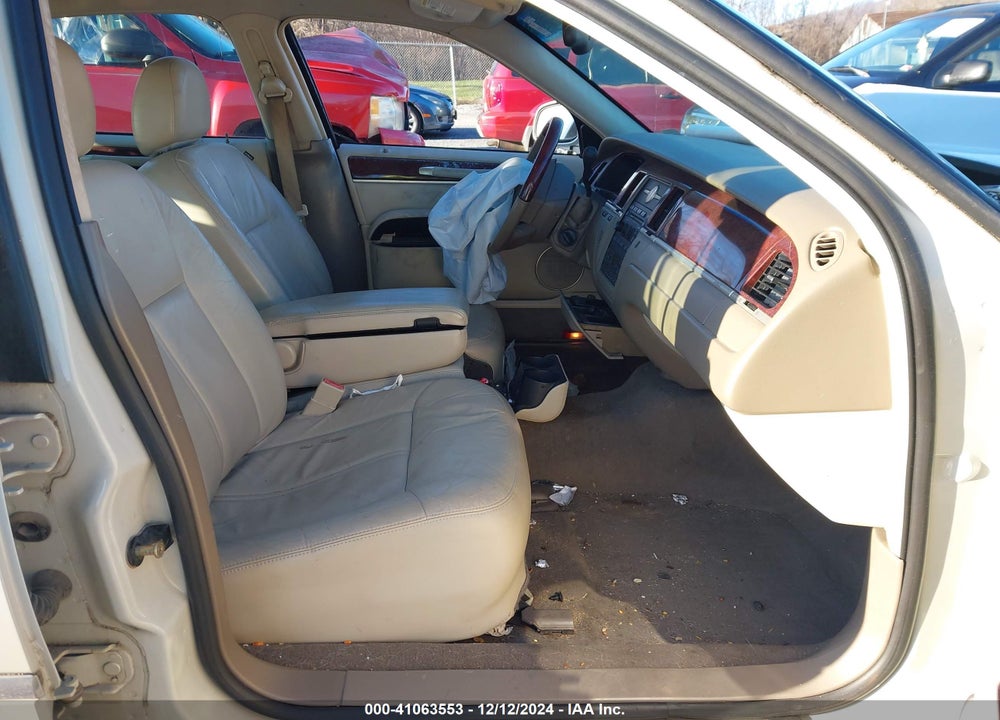 2005 LINCOLN TOWN CAR SIGNATURE LIMITED VIN: 1LNHM82WX5Y647629
