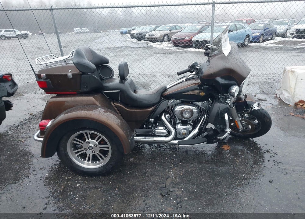 2013 HARLEY-DAVIDSON FLHTCUTG TRI GLIDE ULTRA CLSS/ANNV VIN: 1HD1MAM28DB852664