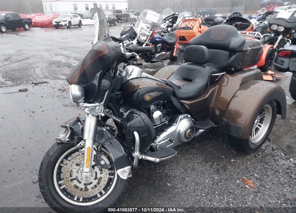 2013 HARLEY-DAVIDSON FLHTCUTG TRI GLIDE ULTRA CLSS/ANNV VIN: 1HD1MAM28DB852664