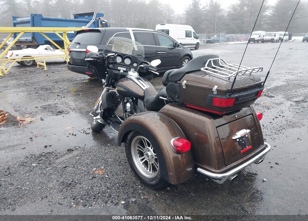 2013 HARLEY-DAVIDSON FLHTCUTG TRI GLIDE ULTRA CLSS/ANNV VIN: 1HD1MAM28DB852664