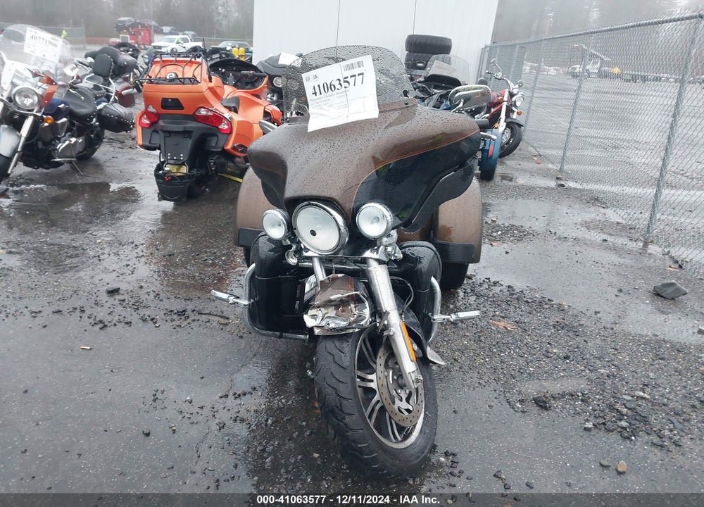 2013 HARLEY-DAVIDSON FLHTCUTG TRI GLIDE ULTRA CLSS/ANNV VIN: 1HD1MAM28DB852664