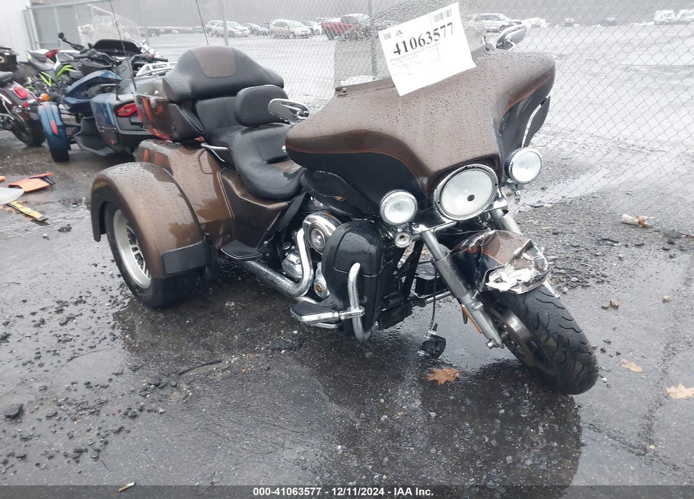 2013 HARLEY-DAVIDSON FLHTCUTG TRI GLIDE ULTRA CLSS/ANNV VIN: 1HD1MAM28DB852664