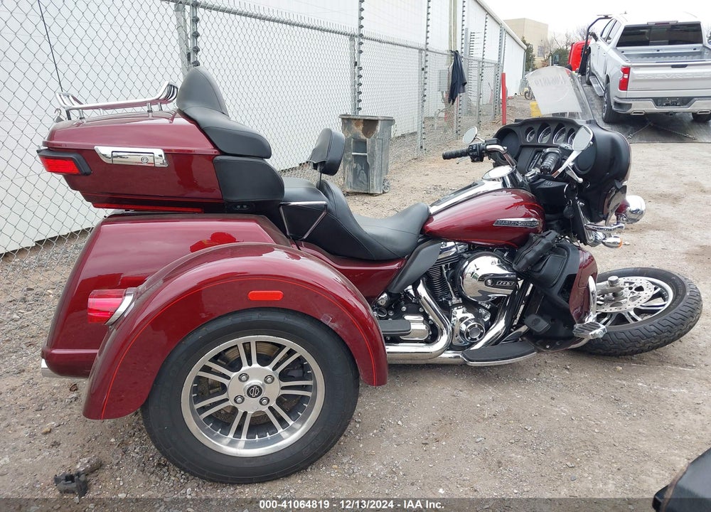 2015 HARLEY-DAVIDSON FLHTCUTG TRI GLIDE ULTRA VIN: 1HD1MAL10FB858311