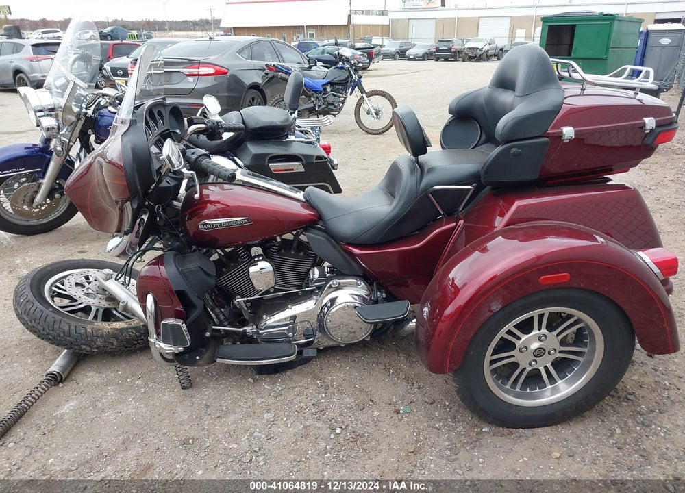 2015 HARLEY-DAVIDSON FLHTCUTG TRI GLIDE ULTRA VIN: 1HD1MAL10FB858311