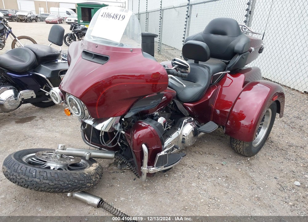 2015 HARLEY-DAVIDSON FLHTCUTG TRI GLIDE ULTRA VIN: 1HD1MAL10FB858311