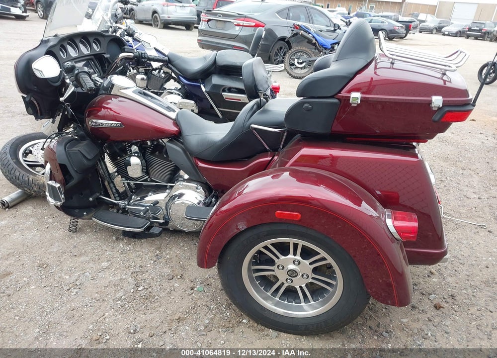 2015 HARLEY-DAVIDSON FLHTCUTG TRI GLIDE ULTRA VIN: 1HD1MAL10FB858311